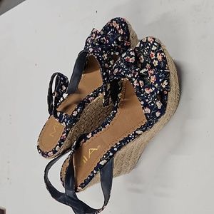 Floral Pattern, Platform shoe. Size 8